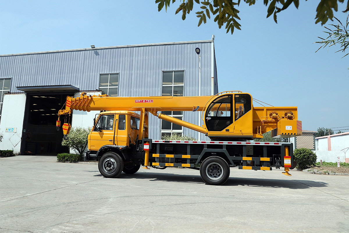 QY12T东风吊车
