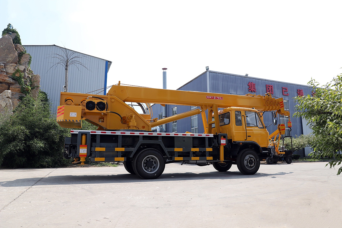 QY12T东风吊车